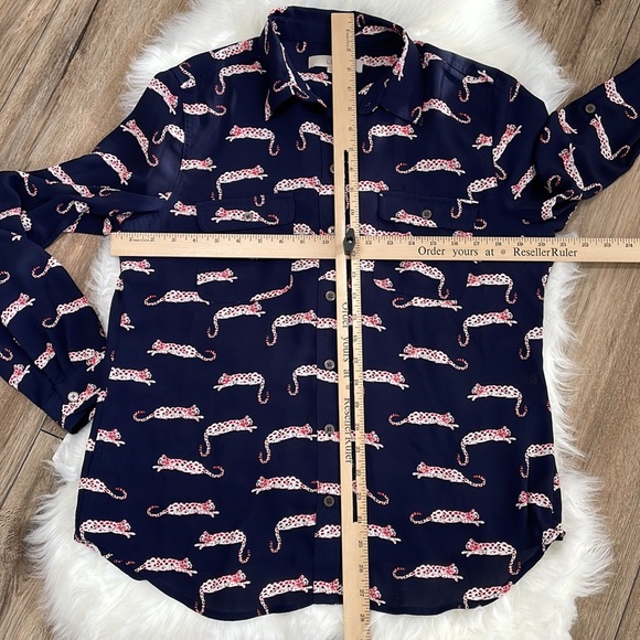Loft Jaguar Leopard Navy Blue Roll Tab Sleeve Button Down Shirt Size Medium - Picture 9 of 11